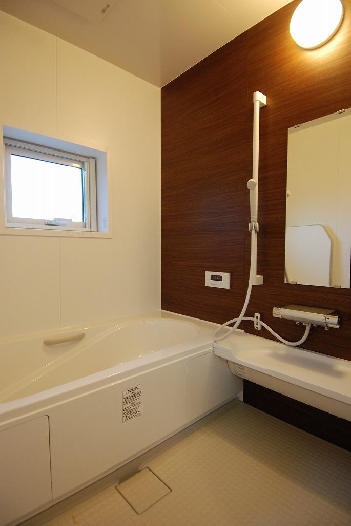 Bathroom. Windowed bathroom ・ Full Otobasu (November 2013) Shooting Compartment No. 3