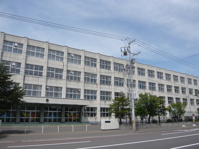 Primary school. 500m to Sapporo City white poplar elementary school (elementary school)