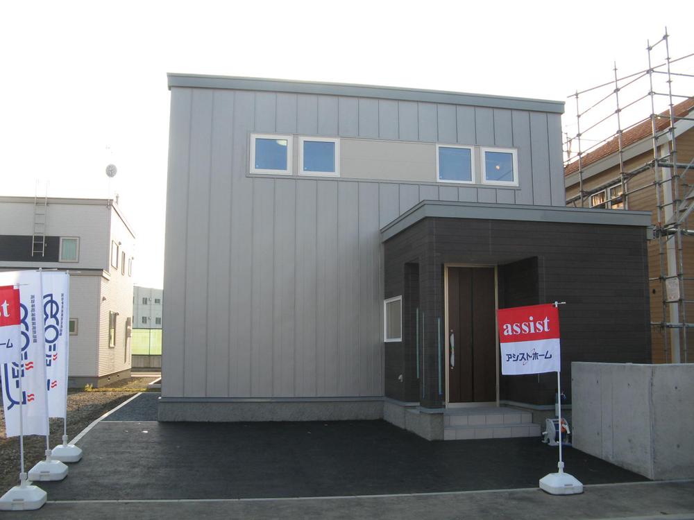 Local appearance photo. "NEWS" soil, Day, Congratulation is published in.