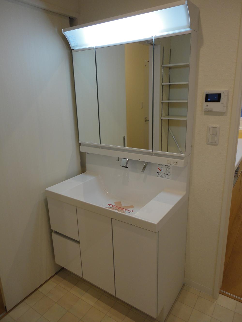 Wash basin, toilet. Colony local washbasin. Washstand that was installed considered an easy-to-use flow line.