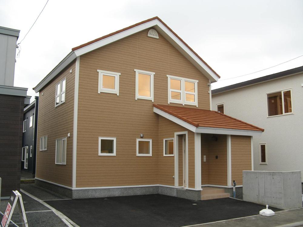 Rendering (appearance). In conjunction with the "Colony" next "NEWS" is a good opportunity to compare the two buildings.