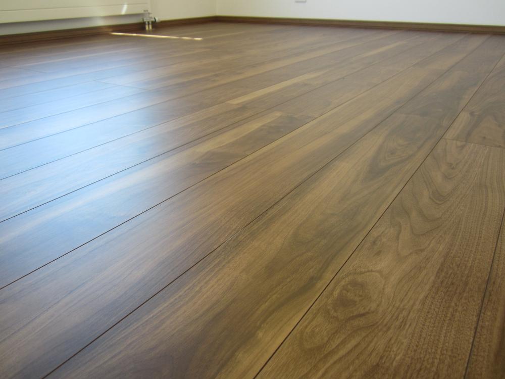 Living. Adopting the floor of the entire room natural innocent tone. Easy to clean.
