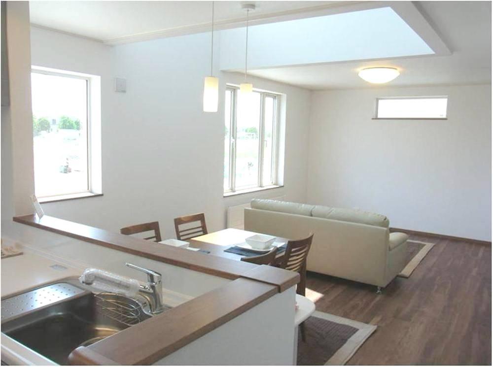It pours light from a large Fukinuki, Face-to-face open kitchen with a bright and airy