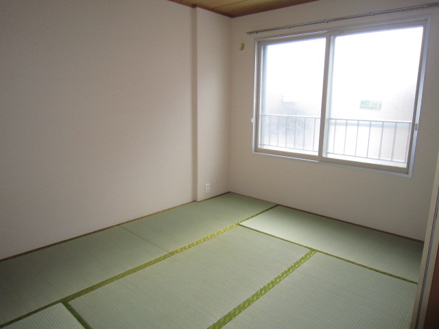 Other room space. Beautiful tatami feels! ! 