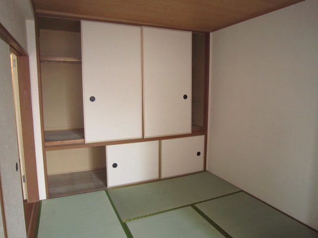 Other room space. Closet is located in storage capacity! 