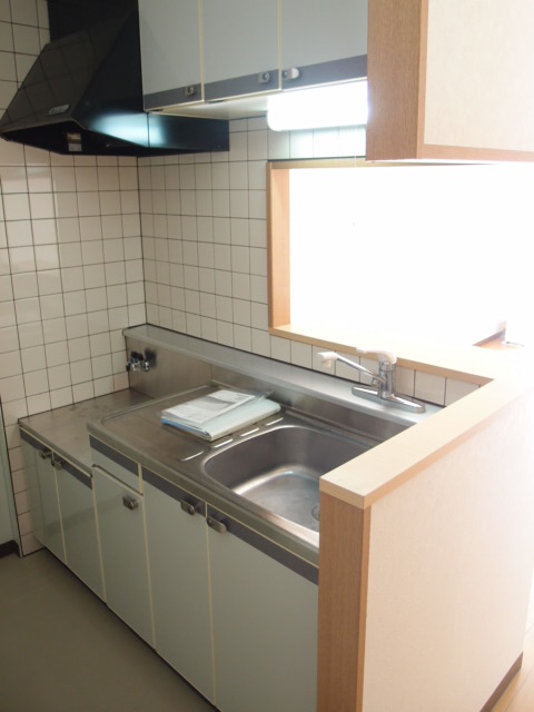 Kitchen. It is a popular face-to-face kitchen! Is a good kitchen housed many usability