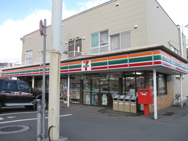 Convenience store. Seven-Eleven Sapporo Kita Article 33 store (convenience store) to 200m