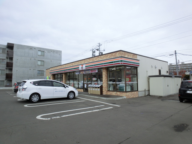 Convenience store. Seven-Eleven Sapporo Kita Article 33 store up to (convenience store) 232m