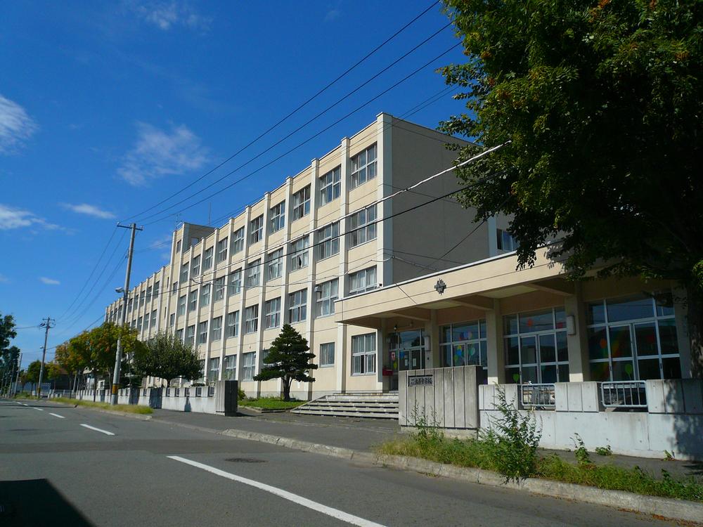 Junior high school. 1000m to Sapporo Municipal Pacific Junior High School