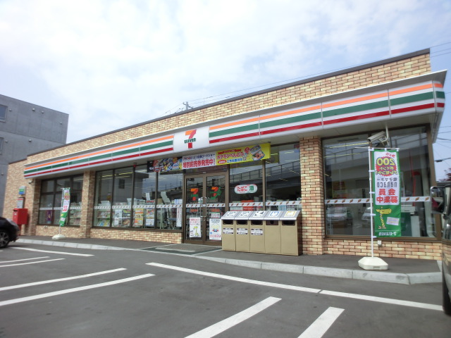 Convenience store. Seven-Eleven Sapporo Kita Article 33 store (convenience store) to 400m