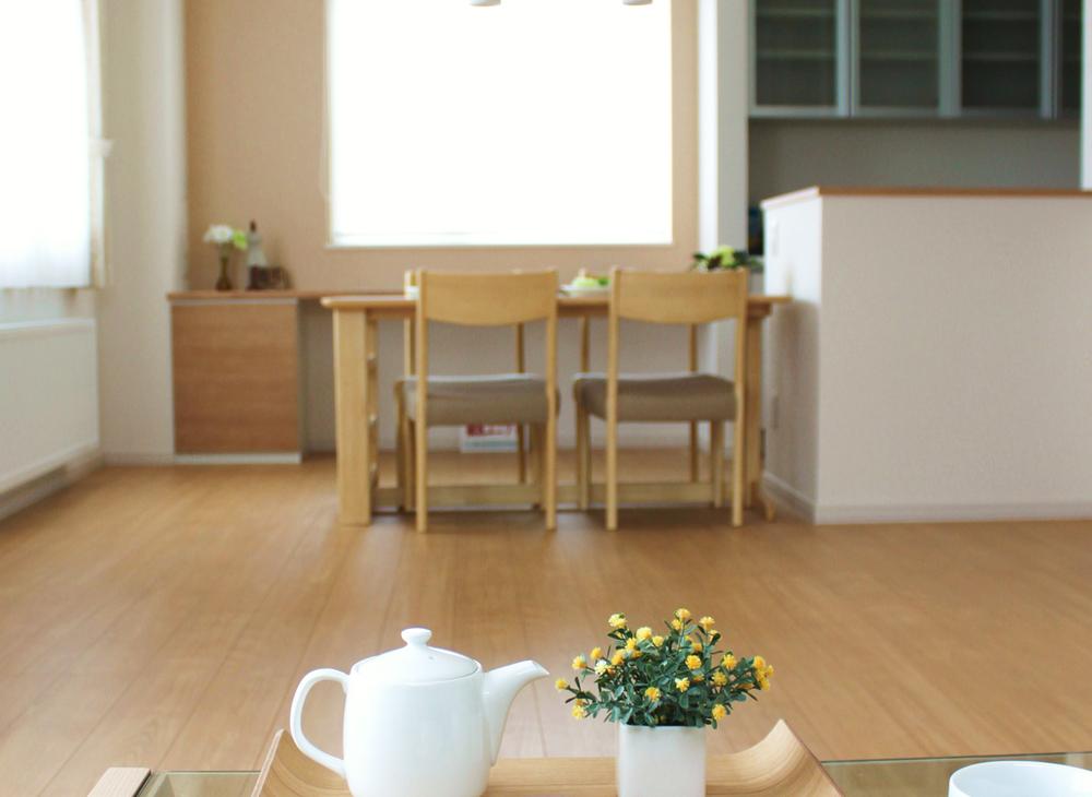 Living. Prepare the housework counter and storage is on the lighter side of two faces lighting dining. (No. 10 locations)