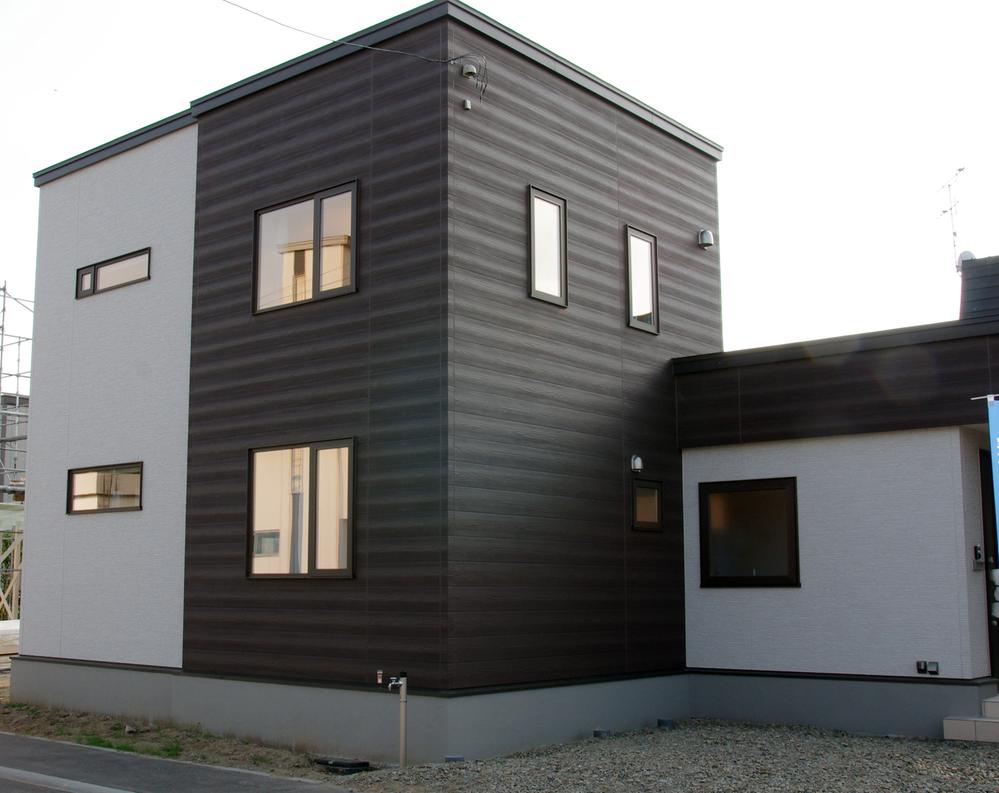 Local appearance photo. Charcoal house "KOCOL" model home public in! When you open a Western-style which is in contact with the living room can be used as a 20 Pledge spacious space of. Prepare the fixtures counter to dining. (No. 10 land appearance)