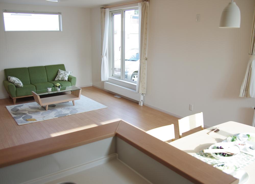 Living. Sunshine pleasant living pouring from the south-facing window. (No. 10 locations)