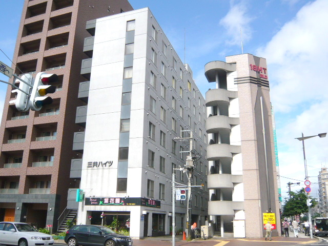 Building appearance. Subway station 1 minute walk! It is a high-rise apartment of a very convenient location