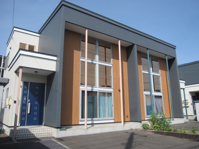 Building appearance. Large windows facing south is characterized! 