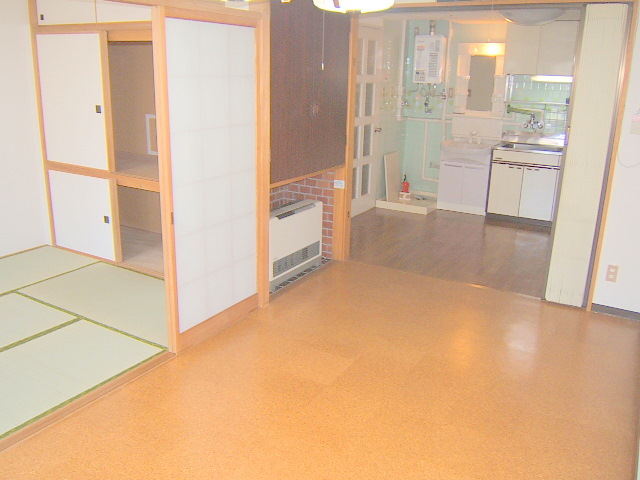Living and room. It is a clean room does not feel the number of years! ! There is also a 6 Pledge Japanese-style room