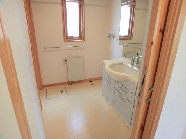 Washroom. With popular shampoo dresser!