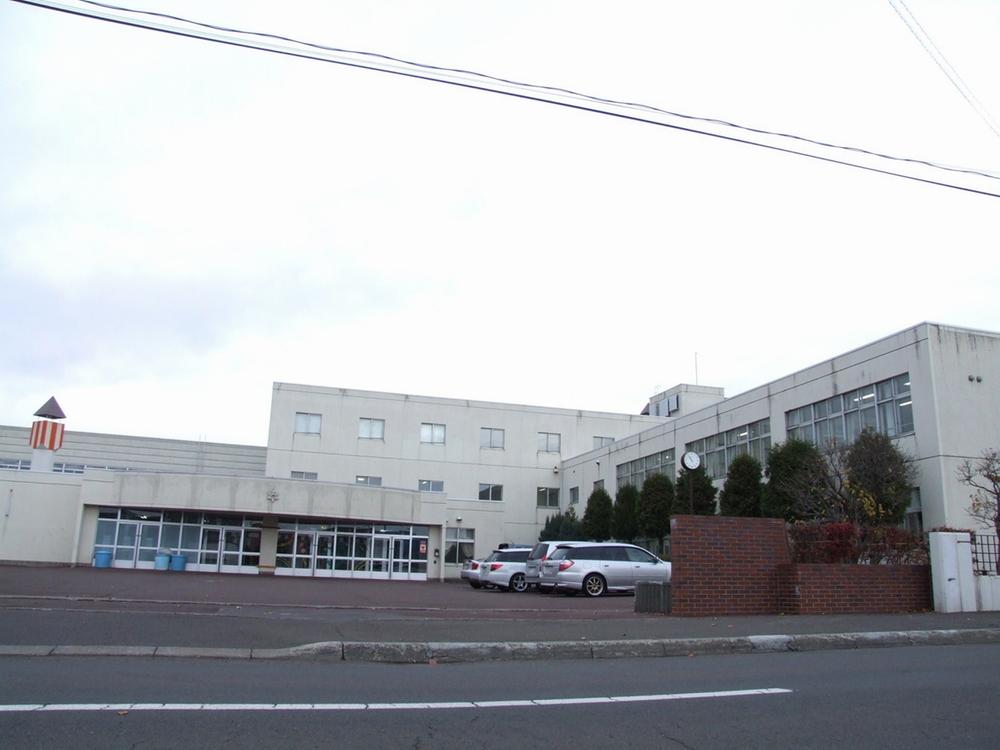 Junior high school. 630m to Sapporo City on Shinoro junior high school