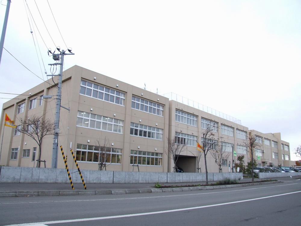 Primary school. Sapporo municipal lily is 250m to the original elementary school