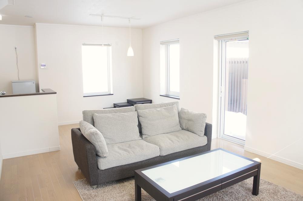 Living. Three-sided lighting bright living