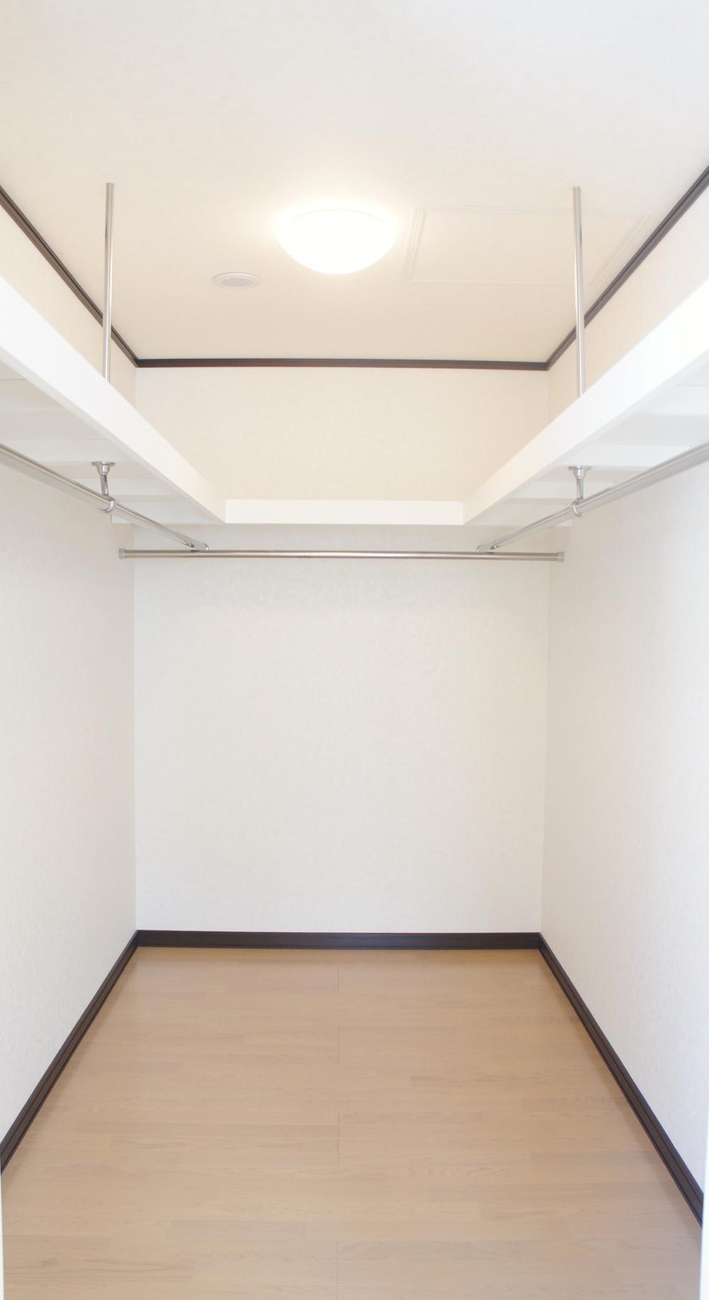 Receipt. Walk-in closet