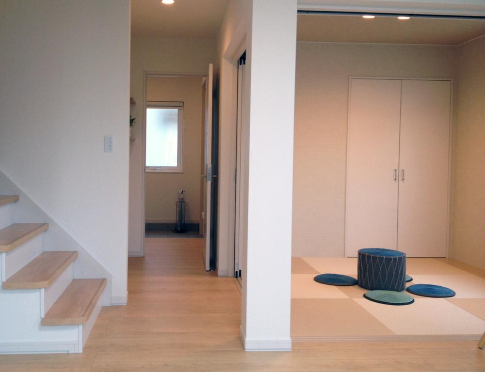 Living. Space of Japanese-style of the modern type rest adjacent to the living room. (81-6 No. land)