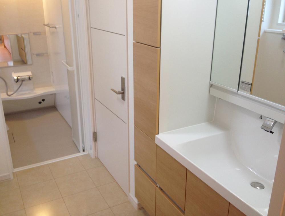 Bathroom. Vanity is wide 90cm type. With a convenient side cabinets for storage. Unit bus indoor and coordination (81-6 No. land)