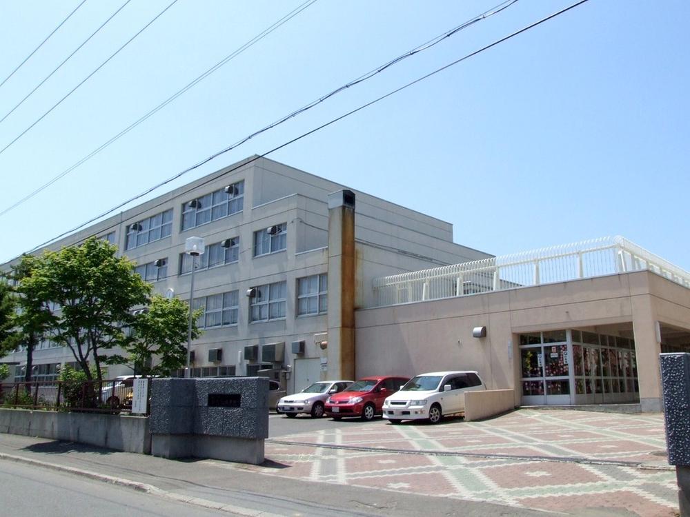 Junior high school. 493m to Sapporo Municipal shin kotoni junior high school