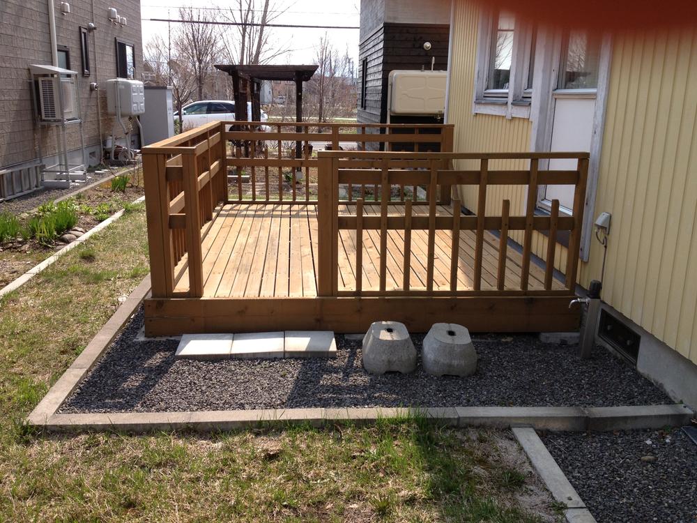 Garden. Wood deck on the south side garden. And or barbecue or dried that can be laundry out of the living room can be used for many purposes.