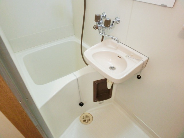 Bath. Bathing with a wash basin is good usability! 