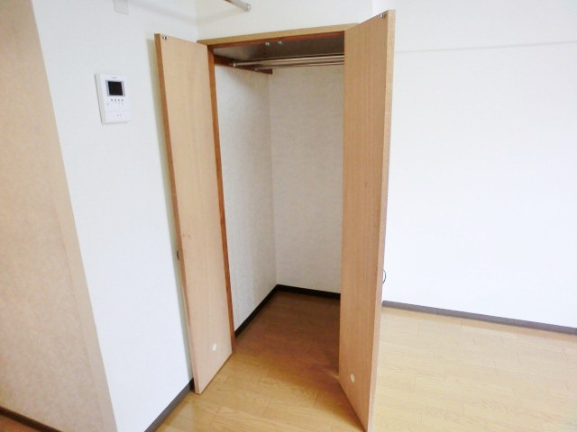 Receipt. Closet with depth is the storage capacity ○ (circle)