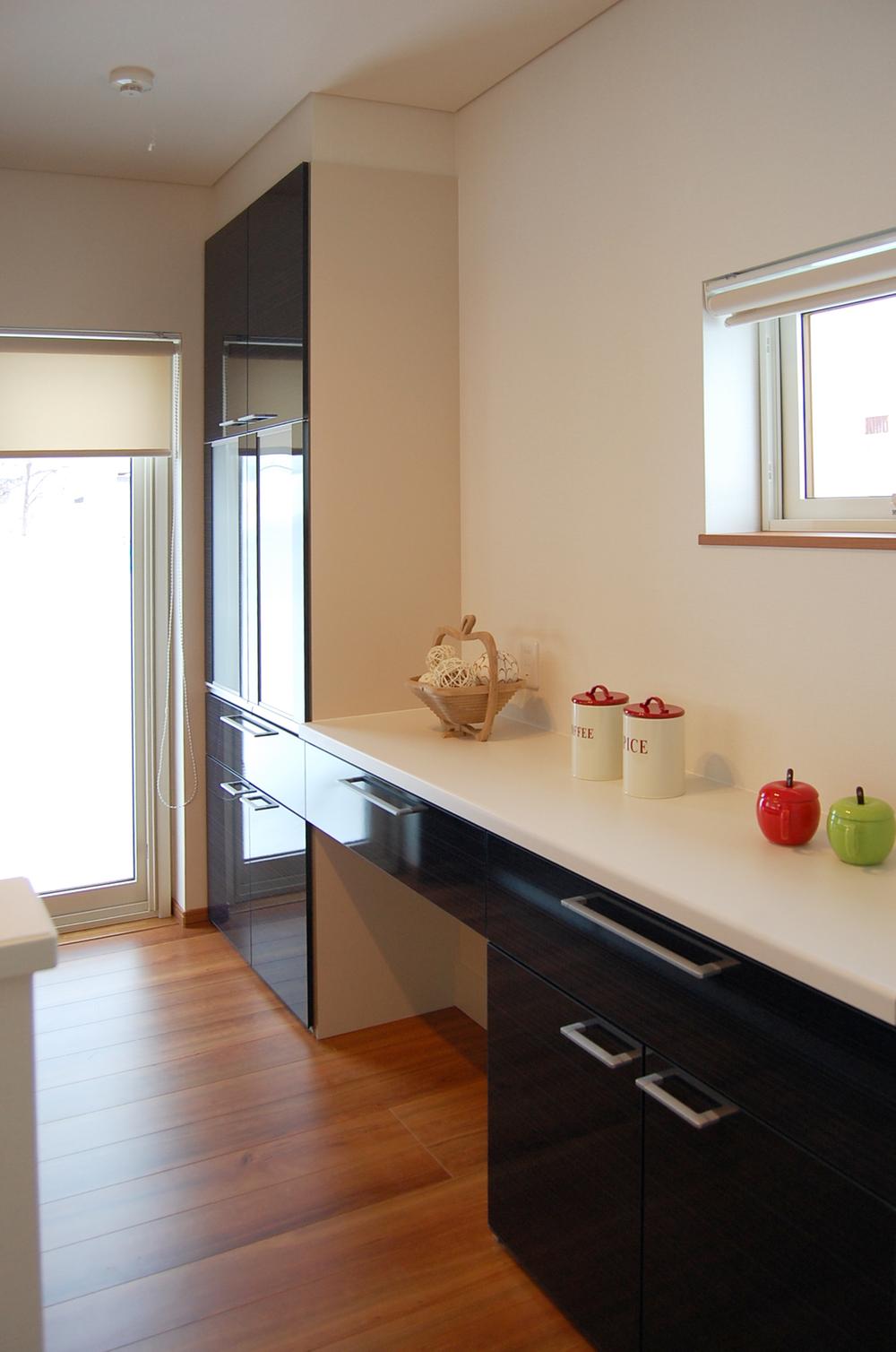 Kitchen. With cupboard was firmly secured the trash space in the W-2700 is in the kitchen back