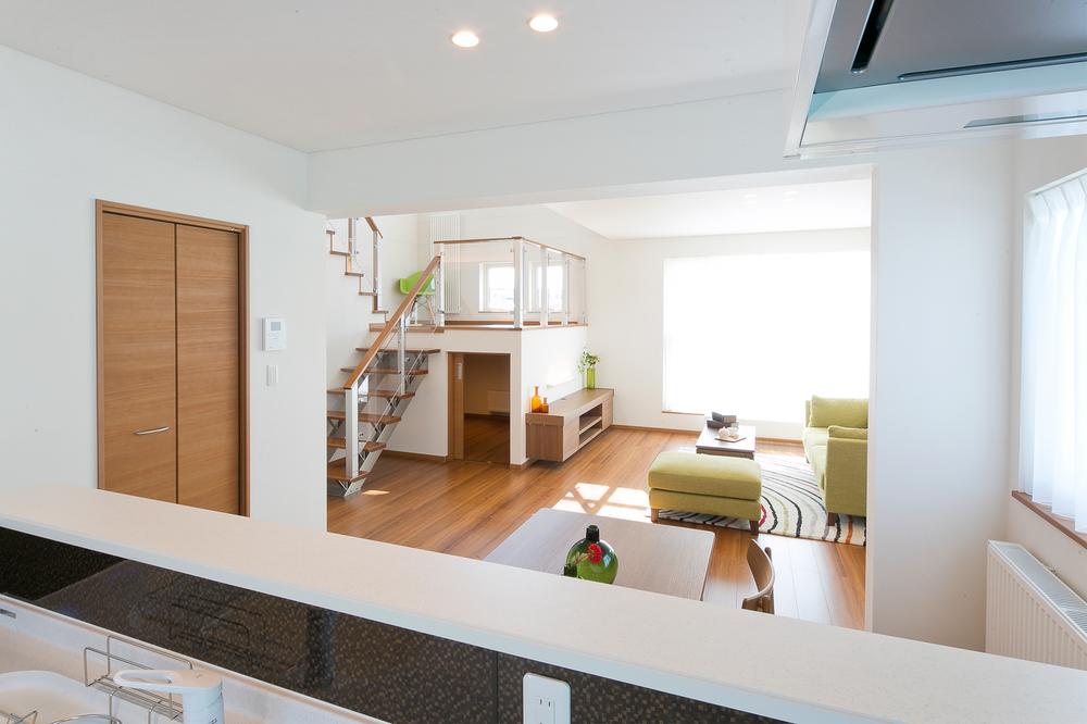 Living. Living from the kitchen ・ dining, It passes the line of sight to the second floor of a free room in the