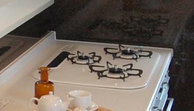 Other Equipment. Spacious design to spread the interval of three burners. 3-neck is used loose, You can also temporarily placed in the back.