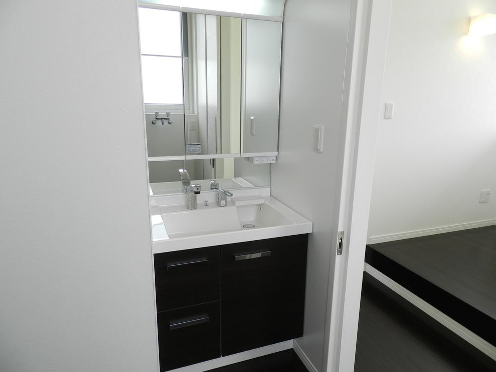 Wash basin, toilet. Three-sided mirror Storage also enhance