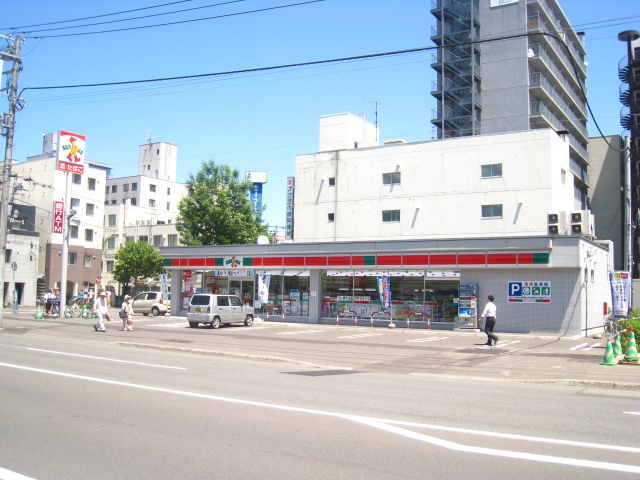 Convenience store. Thanks Hokkaido pre-university store up (convenience store) 183m