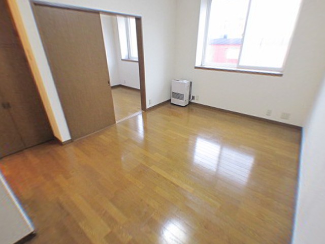 Other room space. You can see the convenience store from the living room window! close! ! 
