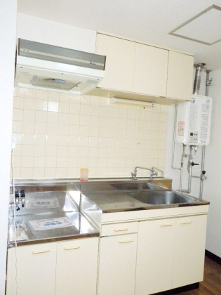 Kitchen. Also housed equipped fashionable top tiled (^^)