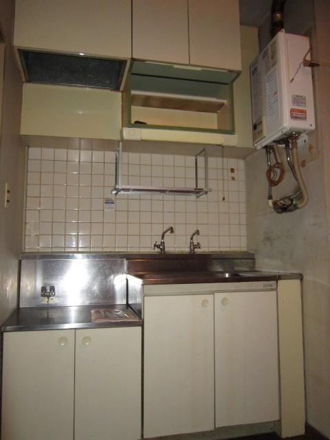 Kitchen. Indoor (April 2012) shooting 6 Pledge kitchen sink of dining kitchen
