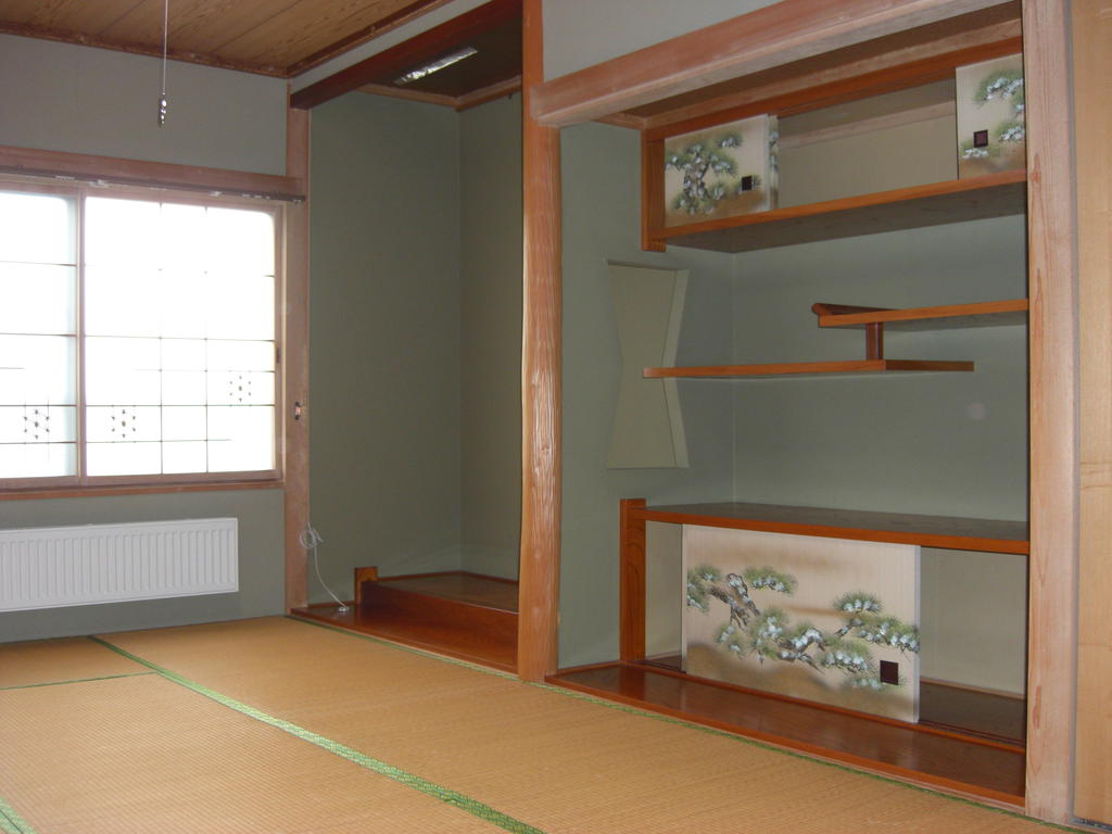 Other room space. I feel Japanese-style room is to settle down between the beds and a large closet Yes