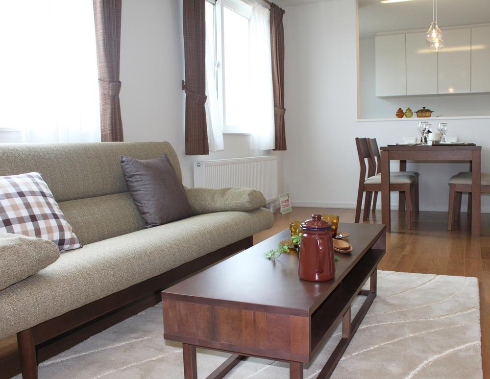 Living. Second floor living room type (. From the south-facing window a feeling of opening pouring bright sunlight space No. 4 locations)