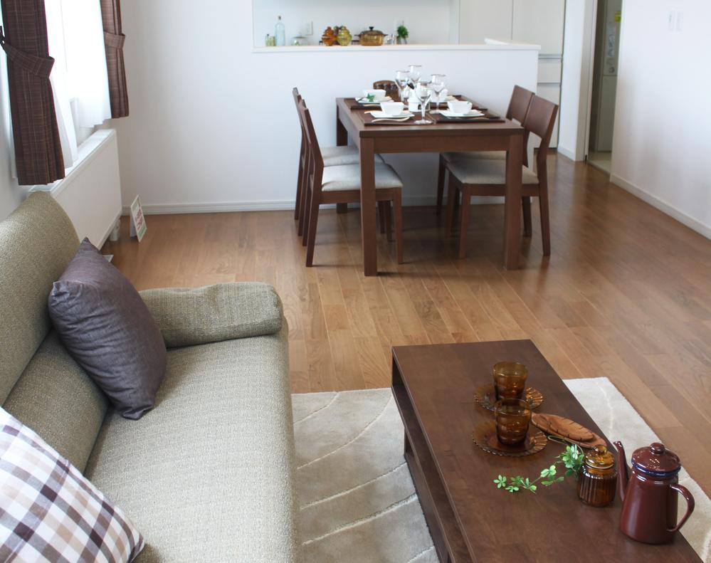 Living. Furniture that has been coordinated to match the floor to the stylish atmosphere (No. 4 locations)