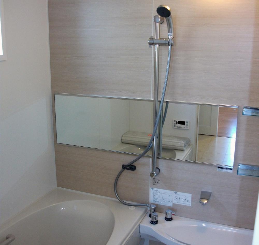 Bathroom. With wide mirror unit bus (No. 4 locations)