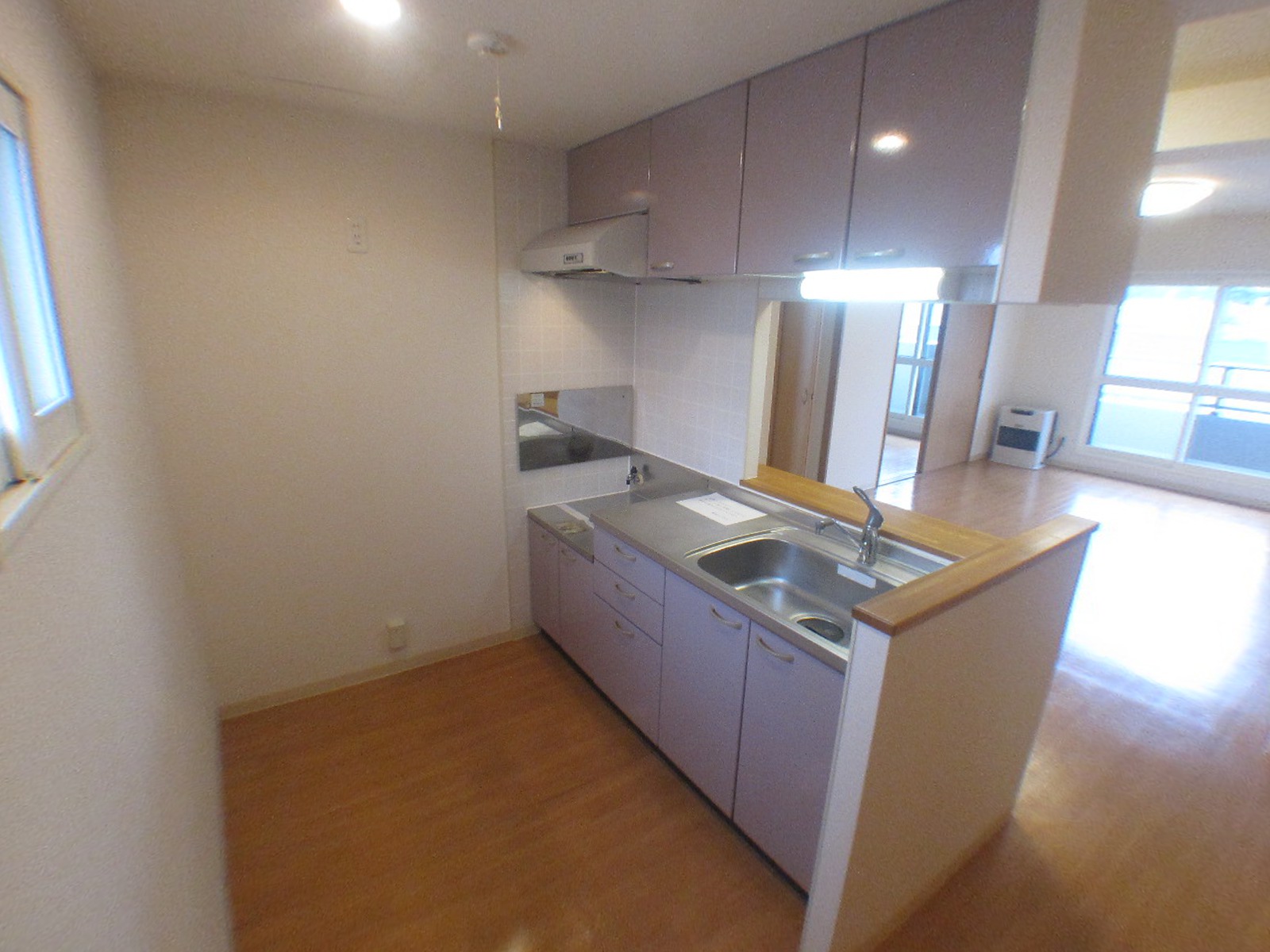 Kitchen. Spacious 3.4 Pledge ☆ 