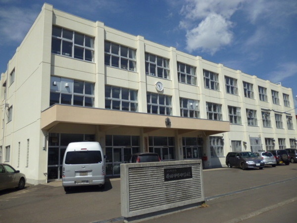 Junior high school. 1200m to Sapporo Municipal colonization central junior high school (junior high school)