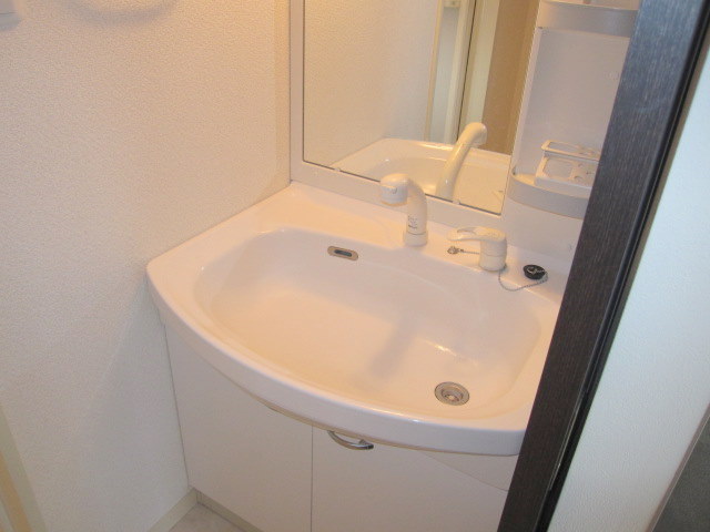 Washroom. It is easier in the morning you get ready with a large wash basin with shower!  ☆ 