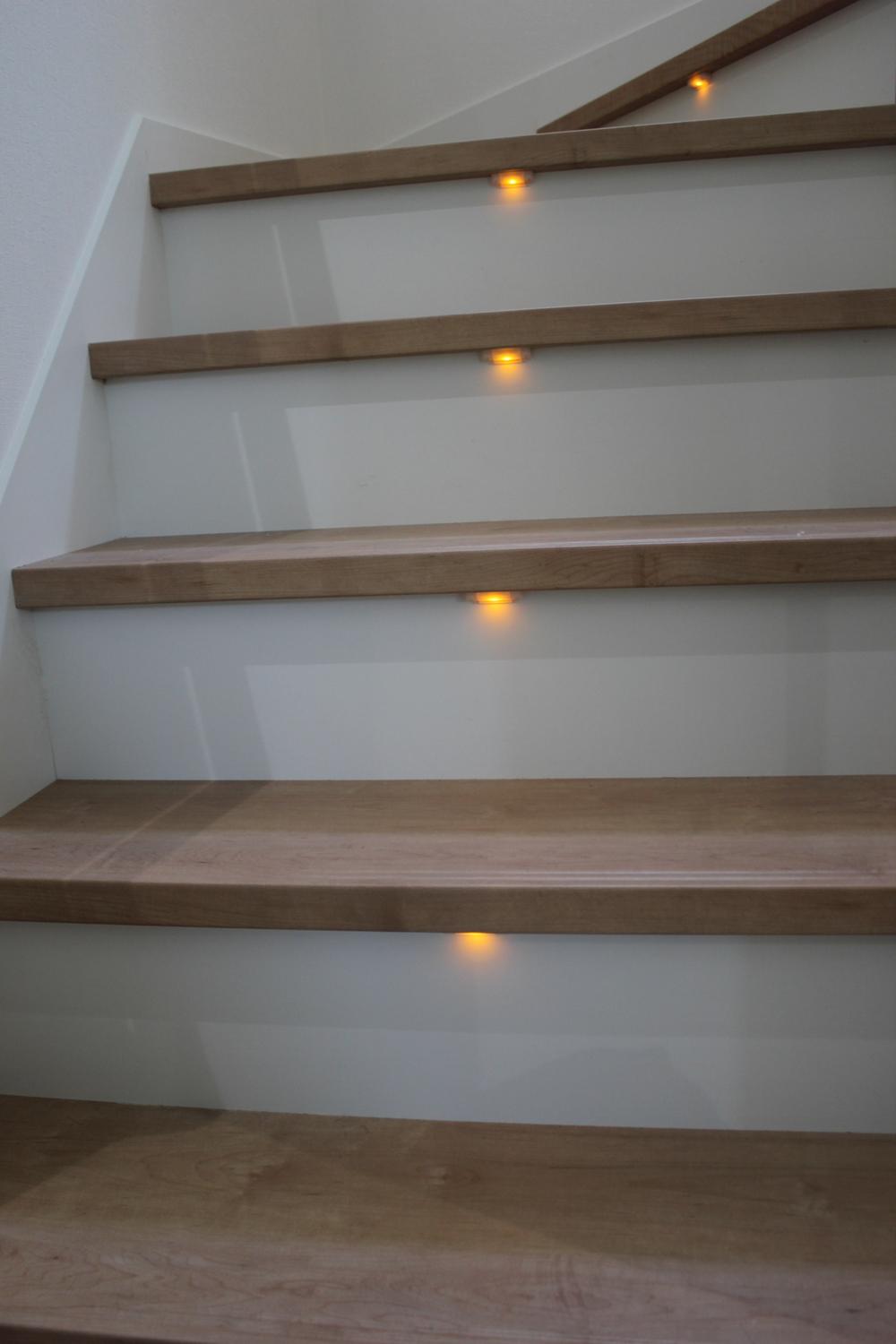Other introspection. Lighting of the bright and warm colors with stairs firefly light will illuminate the feet
