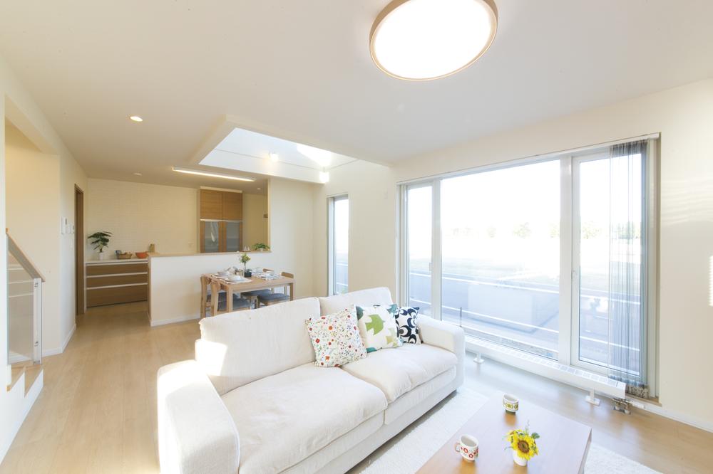 Living. LDK18 Pledge is landscape layout facing the south