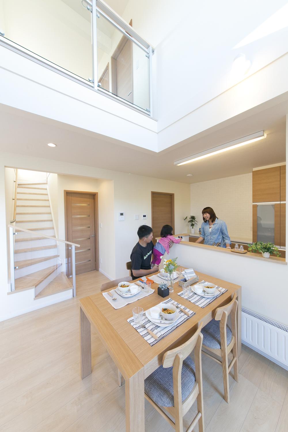 Kitchen. Dining top was provided with a dazzling atrium shines