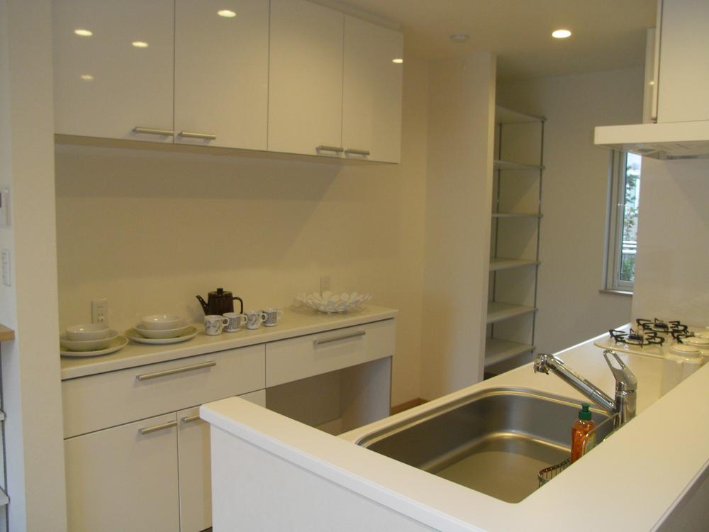 Kitchen. Not troubled in the housing there is a happy pantry to the wife is in the kitchen back.